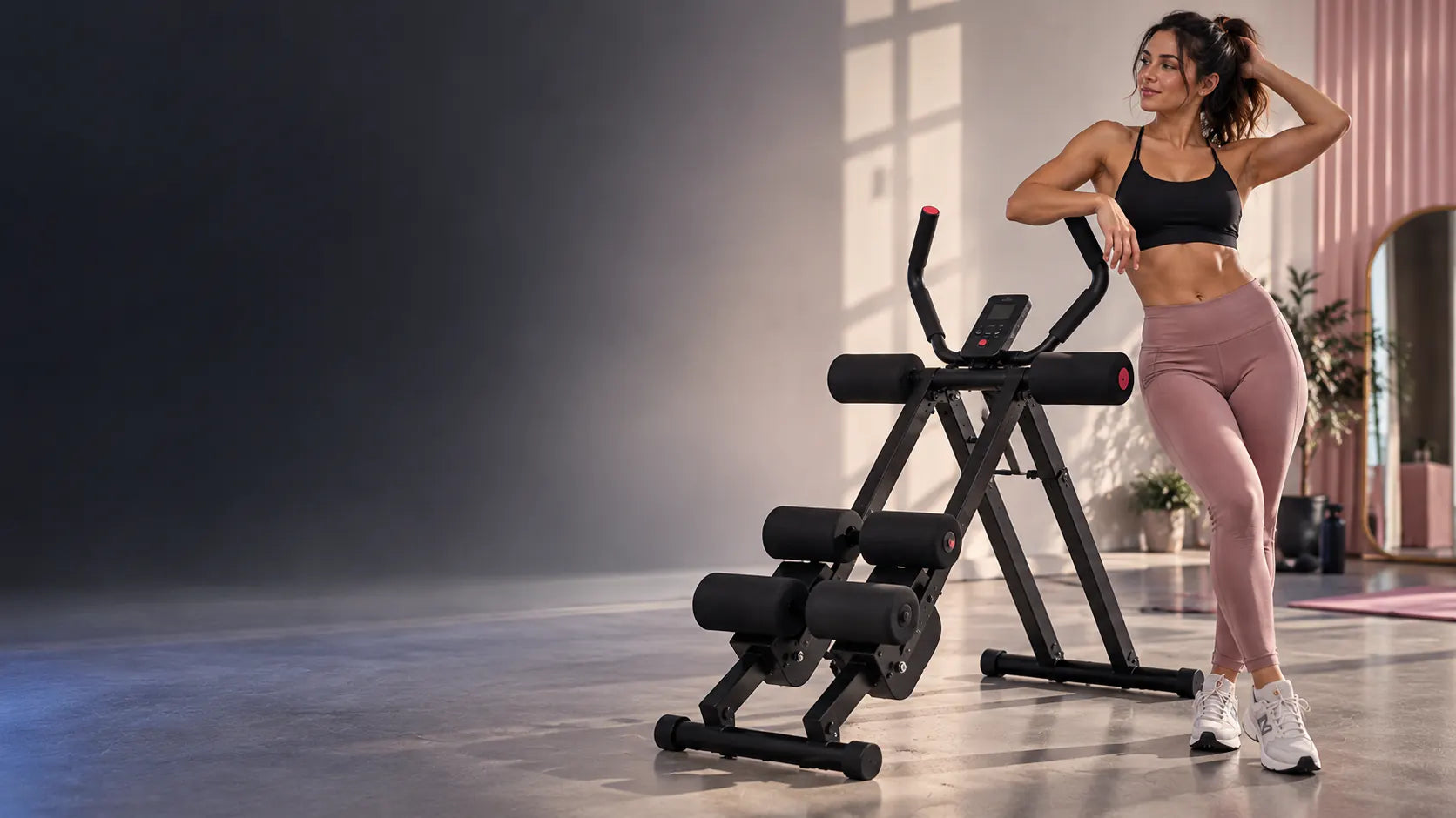Femme en tenue de sport, appuyée sur l’Ab Trainer noir dans un studio baigné de lumière